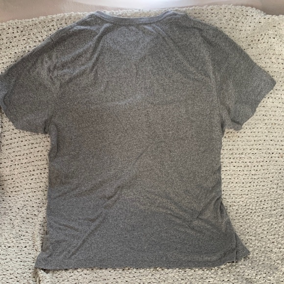 Old Navy Men's Heather Gray V-Neck Short Sleeve Tee - Picture 3 of 5